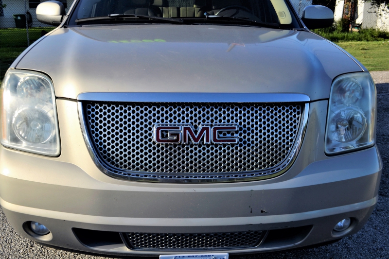 moto-SALERNES-min_gmc-yukon-truck-grill-2828425